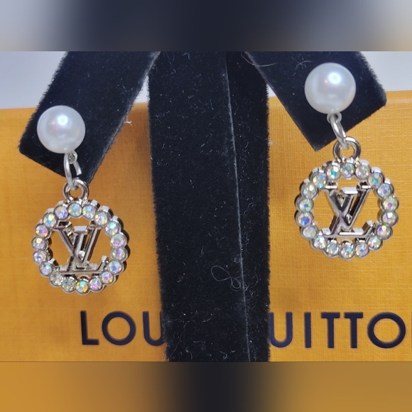 Arora Borealis Crystal, SILVER, Pearl Studded Earings LV Zipper Pull - Picture 3 of 4